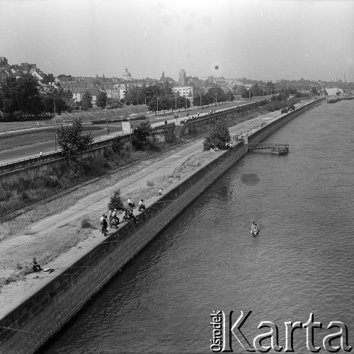 Lata 60., Warszawa, Polska.
Nabrzeże Wisły, widok z mostu Śląsko-Dąbrowskiego w stronę Starego Miasta.
Fot. Edward Grochowicz, zbiory Ośrodka KARTA