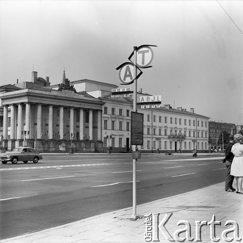 Lata 60., Warszawa, Polska.
Przystanek autobudowy i tramwajowy na placu Dzierżyńskiego (obecnie plac Bankowy).
Fot. Edward Grochowicz, zbiory Ośrodka KARTA