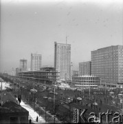 Ok. 1967, Warszawa, Polska.
Skrzyżowanie ulicy Marszałkowskiej z Alejami Jerozolimskimi (obecnie rondo Dmowskiego), u góry budowa Domów Towarowych Centrum, z prawej Rotunda PKO i gmach Universalu.
Fot. Edward Grochowicz, zbiory Ośrodka KARTA