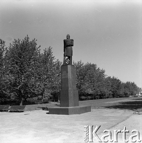 Lata 60., Warszawa, Polska.
Pomnik Józefa Sowińskiego w Parku im. gen. Józefa Sowińskiego.
Fot. Edward Grochowicz, zbiory Ośrodka KARTA