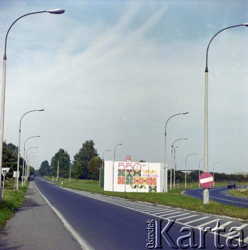 1979, Piaseczno, Polska.
Dekoracja uliczna z okazji 550 rocznicy uzyskania praw miejskich przez Piaseczno.
Fot. Edward Grochowicz, zbiory Ośrodka KARTA