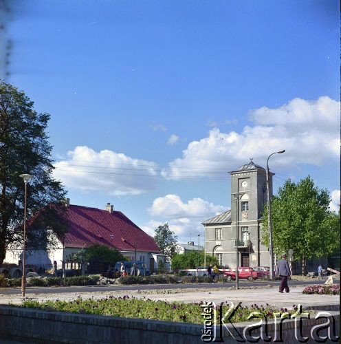 1979, Piaseczno, Polska.
Migawka z miasta, z prawej ratusz.
Fot. Edward Grochowicz, zbiory Ośrodka KARTA
