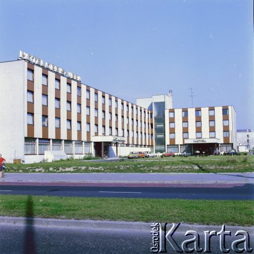 Lata 70., Warszawa, Polska.
Hotel Orbis Vera na ulicy Wery Kostrzewy (obecnie Bitwy Warszawskiej 1920 roku).
Fot. Edward Grochowicz, zbiory Ośrodka KARTA