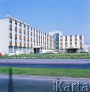 Lata 70., Warszawa, Polska.
Hotel Orbis Vera na ulicy Wery Kostrzewy (obecnie Bitwy Warszawskiej 1920 roku).
Fot. Edward Grochowicz, zbiory Ośrodka KARTA