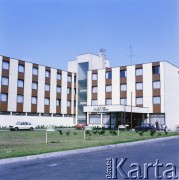 Lata 70., Warszawa, Polska.
Hotel Orbis Vera na ulicy Wery Kostrzewy (obecnie Bitwy Warszawskiej 1920 roku).
Fot. Edward Grochowicz, zbiory Ośrodka KARTA