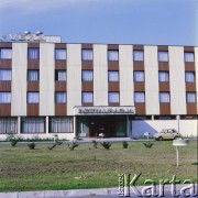 Lata 70., Warszawa, Polska.
Hotel Orbis Vera na ulicy Wery Kostrzewy (obecnie Bitwy Warszawskiej 1920 roku), na zdjęciu restauracja hotelowa.
Fot. Edward Grochowicz, zbiory Ośrodka KARTA