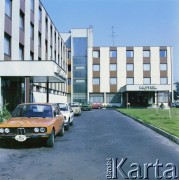 Lata 70., Warszawa, Polska.
Hotel Orbis Vera na ulicy Wery Kostrzewy (obecnie Bitwy Warszawskiej 1920 roku).
Fot. Edward Grochowicz, zbiory Ośrodka KARTA