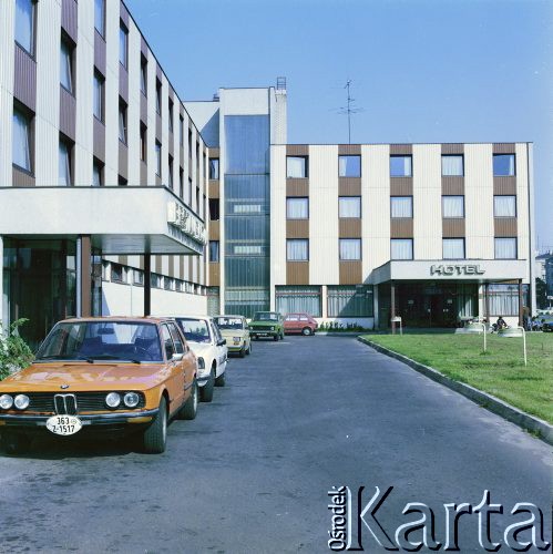 Lata 70., Warszawa, Polska.
Hotel Orbis Vera na ulicy Wery Kostrzewy (obecnie Bitwy Warszawskiej 1920 roku).
Fot. Edward Grochowicz, zbiory Ośrodka KARTA