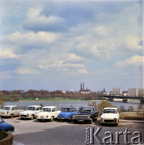 Ok. 1967, Warszawa, Polska.
Parking na Starym Mieście, w głębi most Śląsko-Dąbrowski i kościół św. Floriana na Pradze.
Fot. Edward Grochowicz, zbiory Ośrodka KARTA