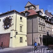 Ok. 1967, Warszawa, Polska.
Kamienica z zegarem na rogu ulic Piekarskiej i Rycerskiej.
Fot. Edward Grochowicz, zbiory Ośrodka KARTA