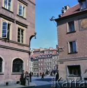 Ok. 1967, Warszawa, Polska.
Ulica Zapiecek, w głębi Rynek Starego Miasta.
Fot. Edward Grochowicz, zbiory Ośrodka KARTA