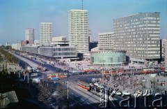 Ok. 1967, Warszawa, Polska.
Skrzyżowanie ulicy Marszałkowskiej z Alejami Jerozolimskimi (obecnie rondo Dmowskiego), z prawej widoczna Rotunda PKO i gmach Universalu, w głębi Domy Towarowe Centrum.
Fot. Edward Grochowicz, zbiory Ośrodka KARTA