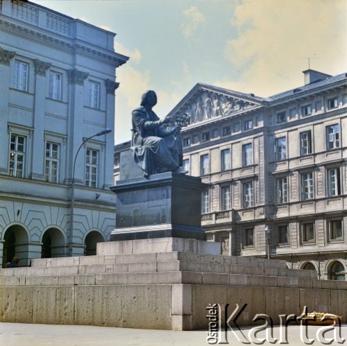 Ok. 1967, Warszawa, Polska.
Pomnik Mikołaja Kopernika na Krakowskim Przedmieściu.
Fot. Edward Grochowicz, zbiory Ośrodka KARTA