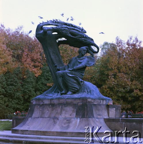 Lata 80., Warszawa, Polska.
Pomnik Fryderyka Chopina w Łazienkach Królewskich.
Fot. Edward Grochowicz, zbiory Ośrodka KARTA
