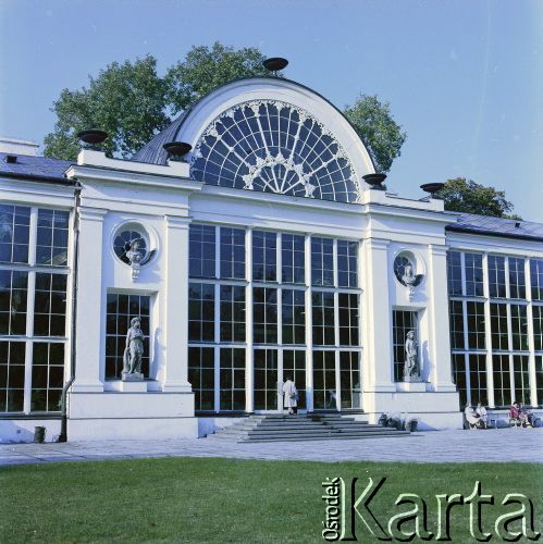 Lata 80., Warszawa, Polska.
Nowa Pomarańczarnia w Łazienkach Królewskich.
Fot. Edward Grochowicz, zbiory Ośrodka KARTA