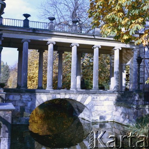 Lata 80., Warszawa, Polska.
Pałac na Wodzie w Łazienkach Królewskich.
Fot. Edward Grochowicz, zbiory Ośrodka KARTA