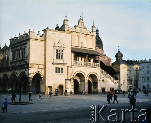 Lata 80., Kraków, Polska.
Sukiennice na Rynku Głównym.
Fot. Edward Grochowicz, zbiory Ośrodka KARTA