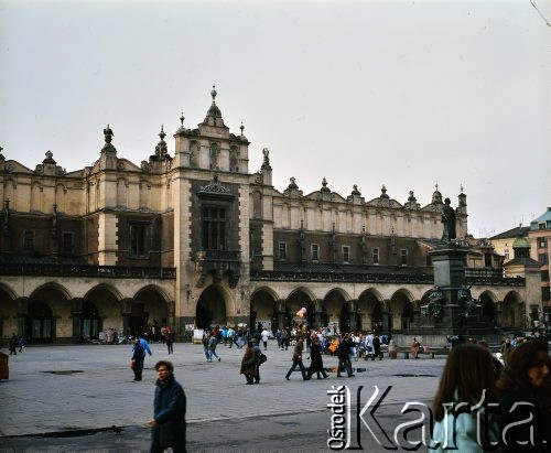 Lata 80., Kraków, Polska.
Sukiennice na Rynku Głównym.
Fot. Edward Grochowicz, zbiory Ośrodka KARTA