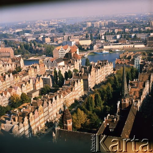 Lata 80., Gdańsk, Polska.
Panorama Starego Miasta z wieży Bazyliki konkatedralnej Wniebowzięcia Najświętszej Maryi Panny.
Fot. Edward Grochowicz, zbiory Ośrodka KARTA