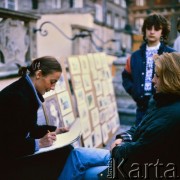 Lata 80., Gdańsk, Polska.
Rysowniczka na Długim Targu sporządza portret.
Fot. Edward Grochowicz, zbiory Ośrodka KARTA