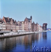 Lata 80., Gdańsk, Polska.
Długie Pobrzeże nad Motławą, w głębi Żuraw.
Fot. Edward Grochowicz, zbiory Ośrodka KARTA