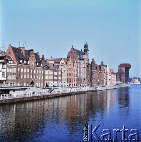 Lata 80., Gdańsk, Polska.
Długie Pobrzeże nad Motławą, w głębi Żuraw.
Fot. Edward Grochowicz, zbiory Ośrodka KARTA