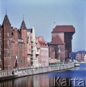 Lata 80., Gdańsk, Polska.
Długie Pobrzeże nad Motławą, z lewej Dom Towarzystwa Przyrodniczego (tzw. Dom Przyrodników, siedziba Muzeum Archeologicznego), z prawej Żuraw.
Fot. Edward Grochowicz, zbiory Ośrodka KARTA