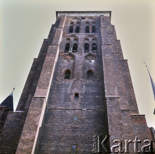 Lata 80., Gdańsk, Polska.
Wieża Bazyliki konkatedralnej Wniebowzięcia Najświętszej Maryi Panny.
Fot. Edward Grochowicz, zbiory Ośrodka KARTA