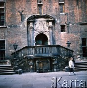 Lata 80., Gdańsk, Polska.
Wejście do Ratusza na Długim Targu.
Fot. Edward Grochowicz, zbiory Ośrodka KARTA