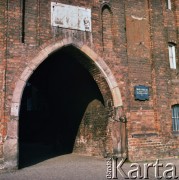 Lata 80., Gdańsk, Polska.
Brama Mariacka na Starym Mieście.
Fot. Edward Grochowicz, zbiory Ośrodka KARTA