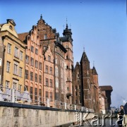 Lata 80., Gdańsk, Polska.
Długie Pobrzeże nad Motławą, w głębi Żuraw.
Fot. Edward Grochowicz, zbiory Ośrodka KARTA