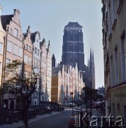 Lata 80., Gdańsk, Polska.
Kamienice Starego Miasta, w głębi wieża Bazyliki konkatedralnej Wniebowzięcia Najświętszej Maryi Panny.
Fot. Edward Grochowicz, zbiory Ośrodka KARTA
