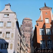 Lata 80., Gdańsk, Polska.
Kamienice Starego Miasta, w głębi wieża Bazyliki konkatedralnej Wniebowzięcia Najświętszej Maryi Panny.
Fot. Edward Grochowicz, zbiory Ośrodka KARTA