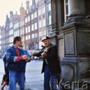 Lata 80., Gdańsk, Polska.
Uliczny skrzypek w Zielonej Bramie na Długim Targu.
Fot. Edward Grochowicz, zbiory Ośrodka KARTA