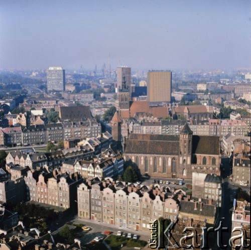Lata 80., Gdańsk, Polska.
Panorama z wieży Bazyliki konkatedralnej Wniebowzięcia Najświętszej Maryi Panny, na zdjęciu w głębi Hotel Heweliuszi dźwigi Stoczni Gdańskiej im. Lenina.
Fot. Edward Grochowicz, zbiory Ośrodka KARTA