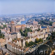 Lata 80., Gdańsk, Polska.
Panorama Starego Miasta z wieży Bazyliki konkatedralnej Wniebowzięcia Najświętszej Maryi Panny, na zdjęciu z lewej kościół św. Jana.
Fot. Edward Grochowicz, zbiory Ośrodka KARTA