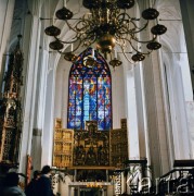 Lata 80., Gdańsk, Polska.
Bazylika konkatedralna Wniebowzięcia Najświętszej Maryi Panny (Bazylika Mariacka), na zdjęciu ołtarz.
Fot. Edward Grochowicz, zbiory Ośrodka KARTA