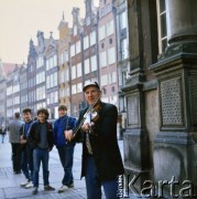 Lata 80., Gdańsk, Polska.
Uliczny skrzypek w Zielonej Bramie na Długim Targu.
Fot. Edward Grochowicz, zbiory Ośrodka KARTA