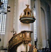 Lata 80., Gdańsk, Polska.
Bazylika konkatedralna Wniebowzięcia Najświętszej Maryi Panny (Bazylika Mariacka) - wnętrze.
Fot. Edward Grochowicz, zbiory Ośrodka KARTA