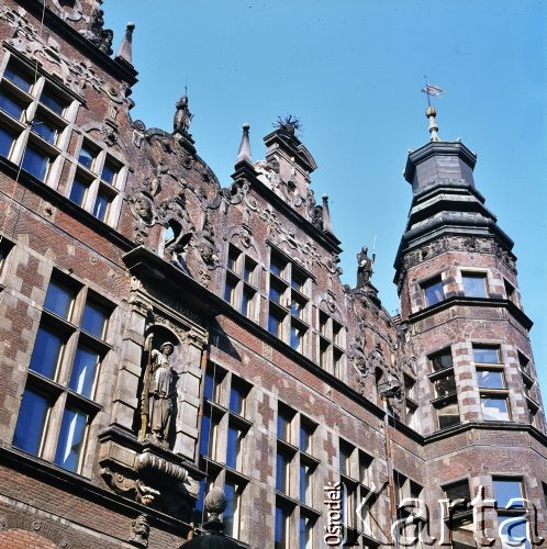 Lata 80., Gdańsk, Polska.
Kamienica na Starym Mieście.
Fot. Edward Grochowicz, zbiory Ośrodka KARTA