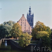 Lata 80., Gdańsk, Polska.
Wielki Młyn, za nim wieża kościoła św. Katarzyny, z lewej Kanał Raduni.
Fot. Edward Grochowicz, zbiory Ośrodka KARTA