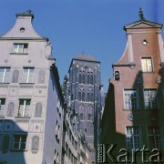 Lata 80., Gdańsk, Polska.
Kamienice Starego Miasta, w głębi wieża Bazyliki konkatedralnej Wniebowzięcia Najświętszej Maryi Panny.
Fot. Edward Grochowicz, zbiory Ośrodka KARTA