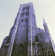 Lata 80., Gdańsk, Polska.
Wieża Bazyliki konkatedralnej Wniebowzięcia Najświętszej Maryi Panny.
Fot. Edward Grochowicz, zbiory Ośrodka KARTA