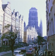 Lata 80., Gdańsk, Polska.
Ulica Piwna, w w głębi wieża Bazyliki konkatedralnej Wniebowzięcia Najświętszej Maryi Panny.
Fot. Edward Grochowicz, zbiory Ośrodka KARTA