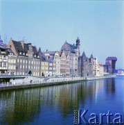 Lata 80., Gdańsk, Polska.
Długie Pobrzeże nad Motławą, w głębi Żuraw.
Fot. Edward Grochowicz, zbiory Ośrodka KARTA