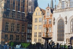 1995, Gdańsk, Polska.
Długi Targ na Starym Mieście, z lewej Ratusz, z prawej fontanna Neptuna i Dwór Artusa.
Fot. Edward Grochowicz, zbiory Ośrodka KARTA