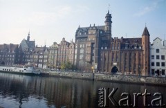 1995, Gdańsk, Polska.
Długie Pobrzeże nad Motławą, z prawej Dom Towarzystwa Przyrodniczego (tzw. Dom Przyrodników, siedziba Muzeum Archeologicznego).
Fot. Edward Grochowicz, zbiory Ośrodka KARTA