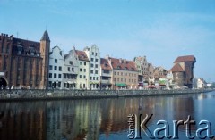 1995, Gdańsk, Polska.
Długie Pobrzeże nad Motławą, z prawej Żuraw.
Fot. Edward Grochowicz, zbiory Ośrodka KARTA