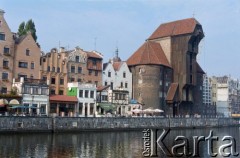 1995, Gdańsk, Polska.
Długie Pobrzeże nad Motławą, z prawej Żuraw.
Fot. Edward Grochowicz, zbiory Ośrodka KARTA
