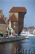 1995, Gdańsk, Polska.
Długie Pobrzeże nad Motławą, w głębi Żuraw.
Fot. Edward Grochowicz, zbiory Ośrodka KARTA